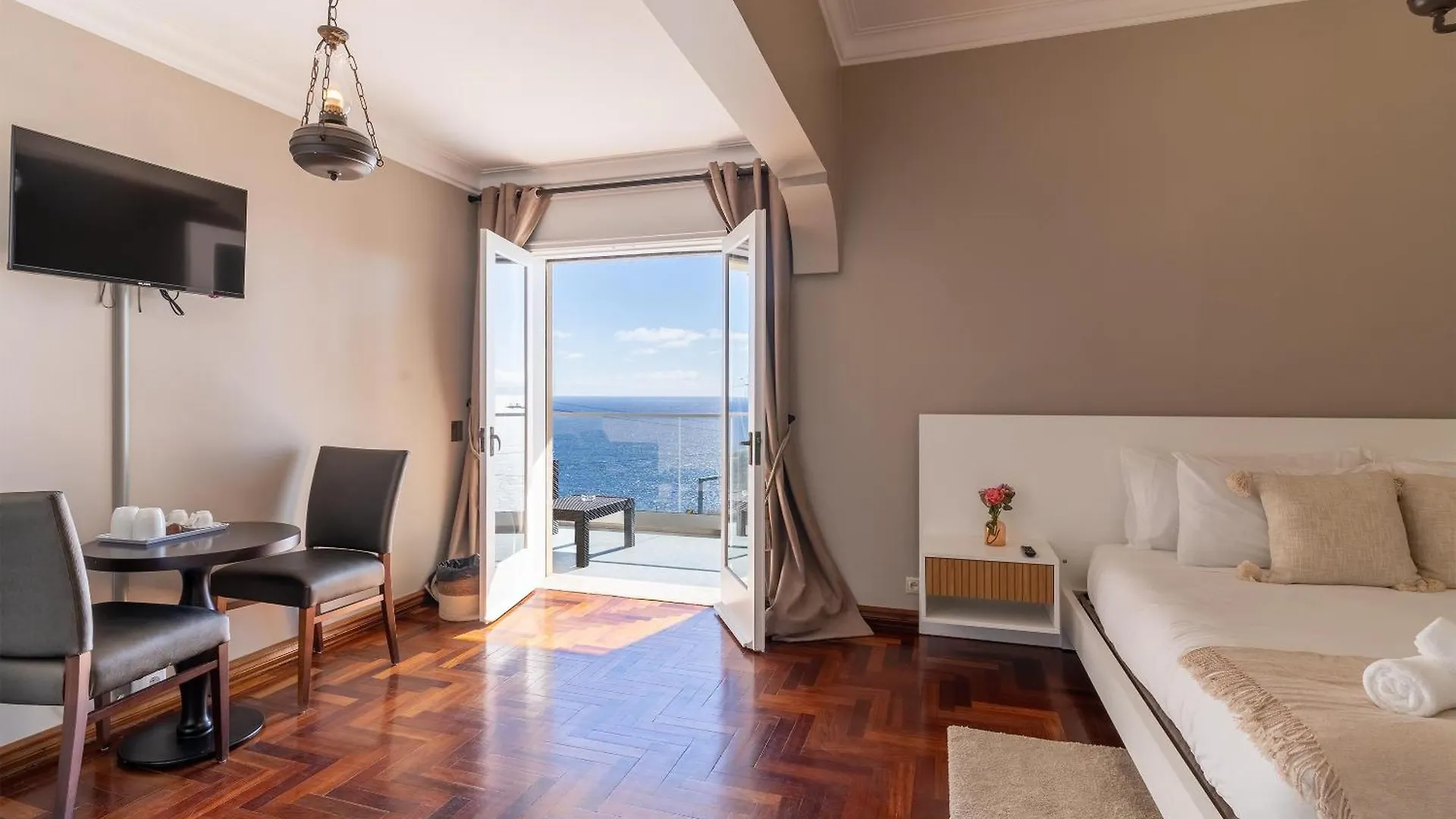 Homestay So Espeto Accommodation Rooms Santa Cruz  Portugal